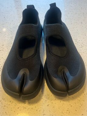 Women’s Black Split-Toe Slip-On Shoes